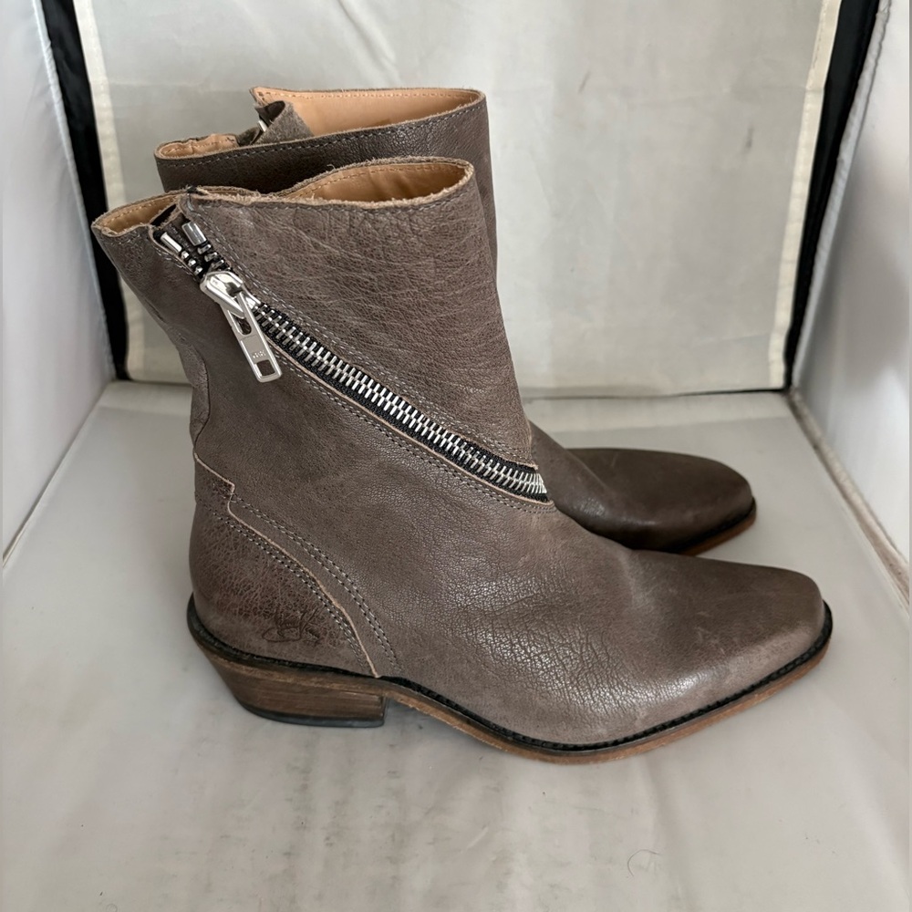 John Fluevog Taupe-ish gray spiral zip Leather Ankle Booties 7.5